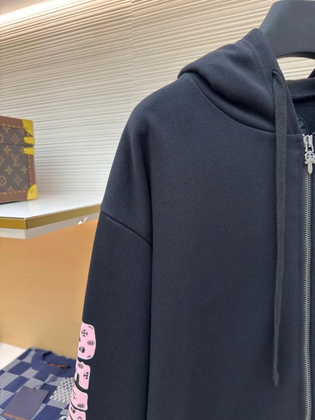 Chrome Hearts Deadly Doll co-branded zipper hoodie ●Authentic product: 12,000 purchased and developed ●Item number: 1680453-A75 ●Fabric: thin velvet coarse fish scale fabric ●Technology: brushed and washed ●Version: loose version ●Weight: about 750 grams ●Size: S-M-L ●Description: The fabric is made of 420 grams of thin velvet coarse fish scale fabric, and the printing is based on the original version and is printed with hand glue. The finished product is brushed, washed and shaped. It feels very good to the touch and has real antique silver chain heads. The overall wiring is straight and delicate, the fabric is comfortable and soft, and the color is consistent without color difference. It can be matched with the same style to create a fashionable look and control various occasions. Customized accessories, complete with three standards, same style for men and women!